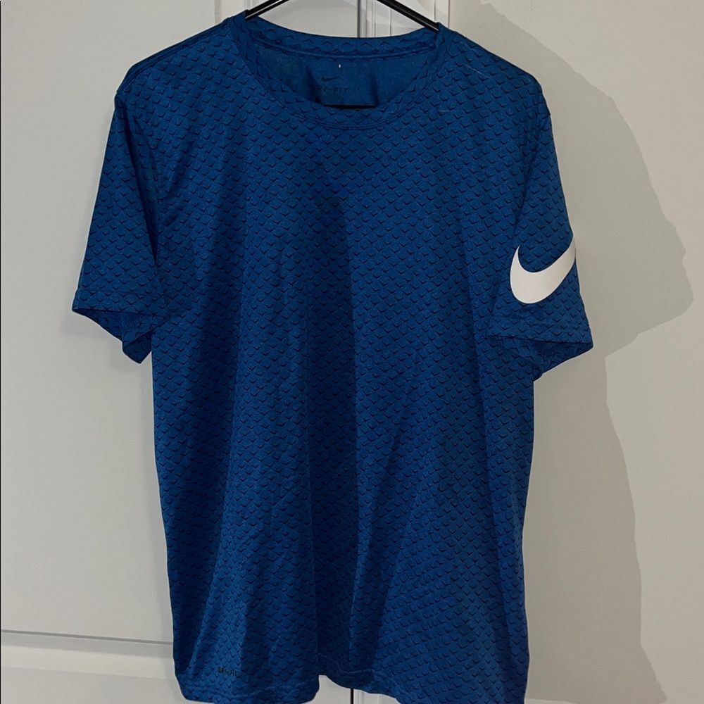 Nike Big Swoosh Chevron Print Tennis T shirt Slim Fit L wears like M